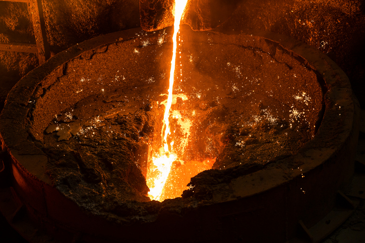O ferro fundido é um material cheio de particularidades. Sua microestrutura, propriedades mecânicas e desempenho em operação dependem de uma combinação delicada entre composição química e controle de processo.