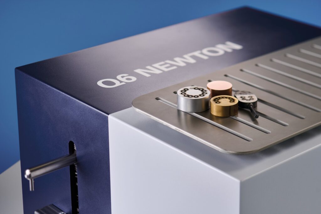 O espectrômetro Q6 NEWTON foi projetado para revolucionar a análise de composição de ligas na indústria metalúrgica.